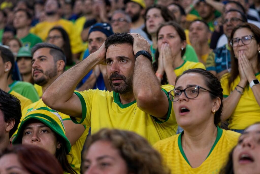 Imagem ilustrativa gerada por IA mostrando torcedores assistindo a uma partida alerta sobre riscos cardíacos na Copa do Mundo.