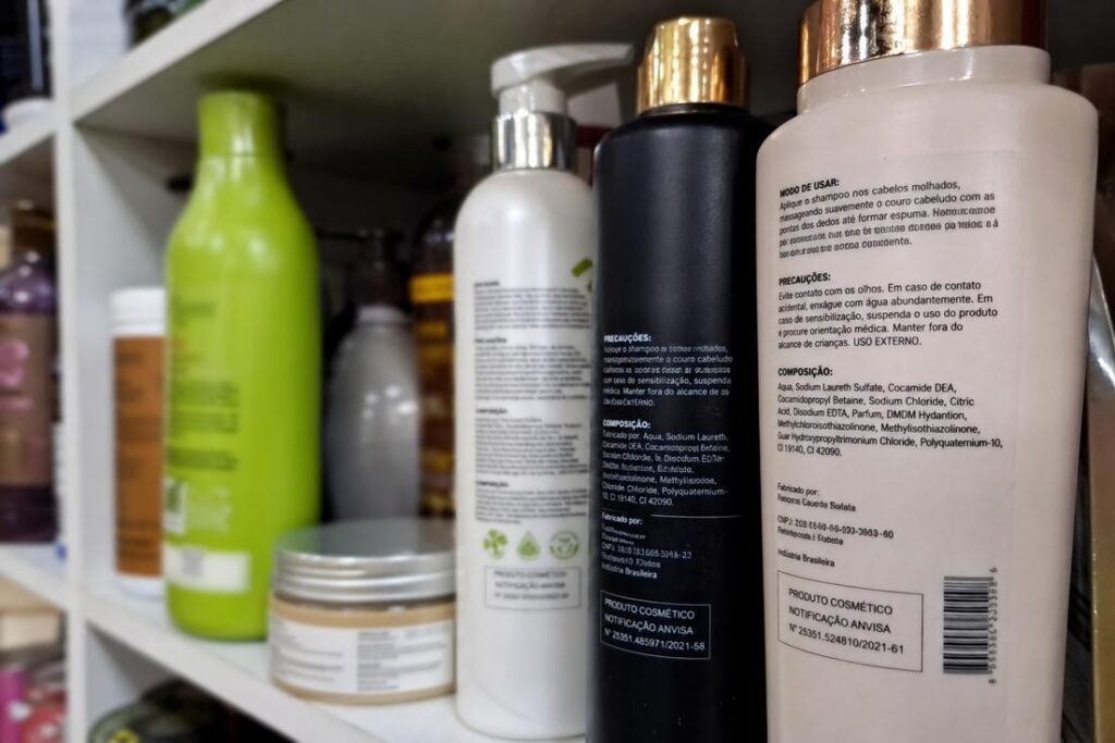 Imagem ilustrativa gerada por IA representando produtos da DC Biocosméticos após decisão da Anvisa que determinou o recolhimento e a proibição de comercialização.