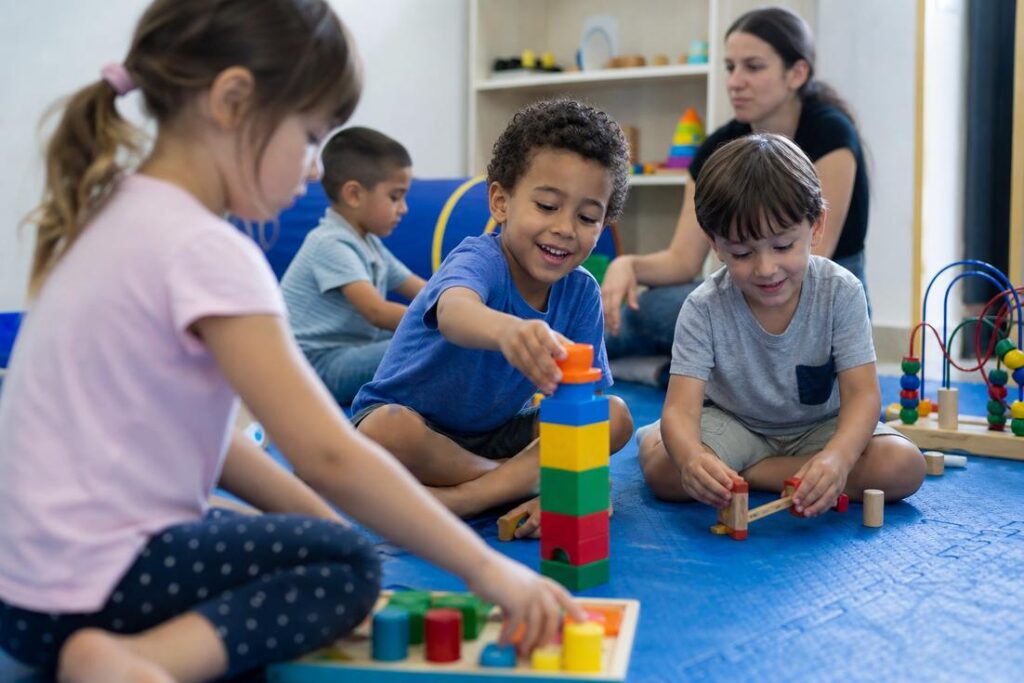 Imagem ilustrativa gerada por IA mostrando crianças em atividades de intervenção precoce no autismo em ambiente terapêutico.