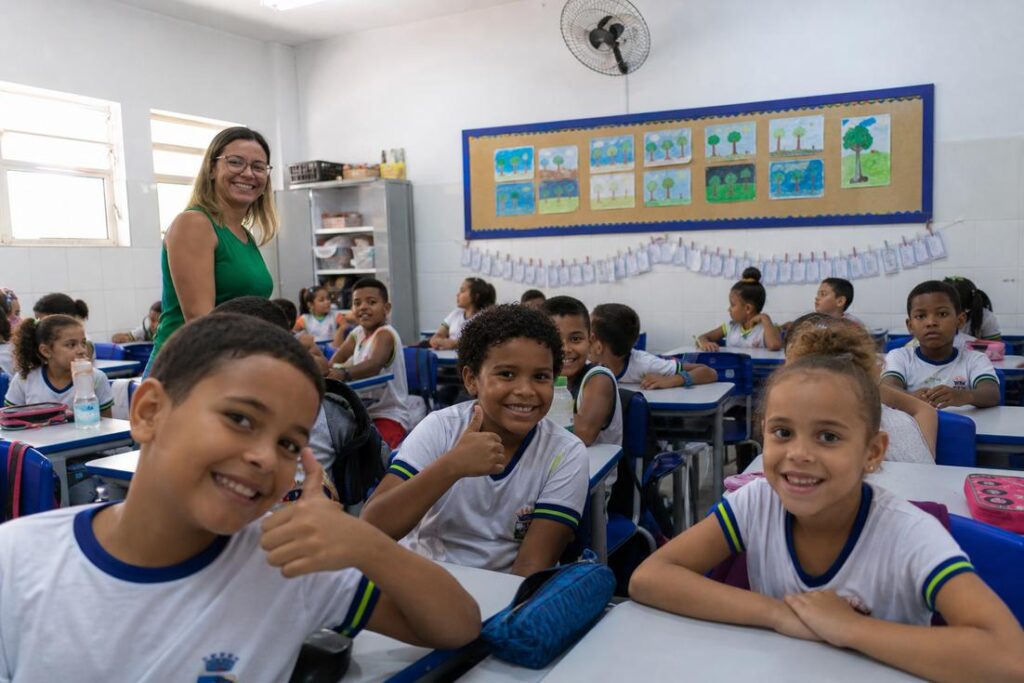 Imagem ilustrativa gerada por IA de reforma de escola em Ipatinga com melhorias na infraestrutura escolar.