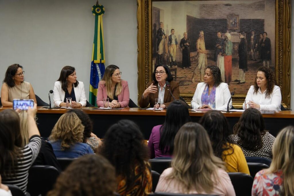 Imagem ilustrativa gerada por IA representando debate sobre tratamento de doenças raras no SUS na Câmara dos Deputados.