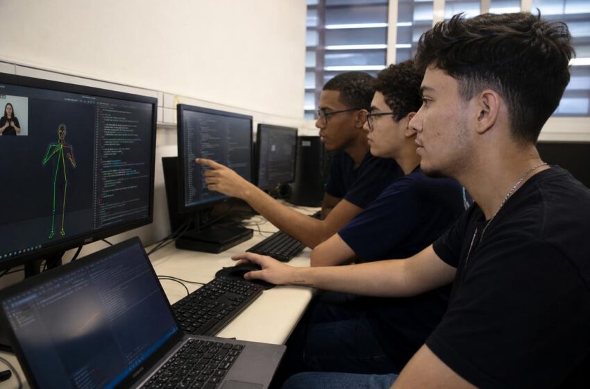  Estudantes criam software que converte Libras em texto e amplia acessibilidade