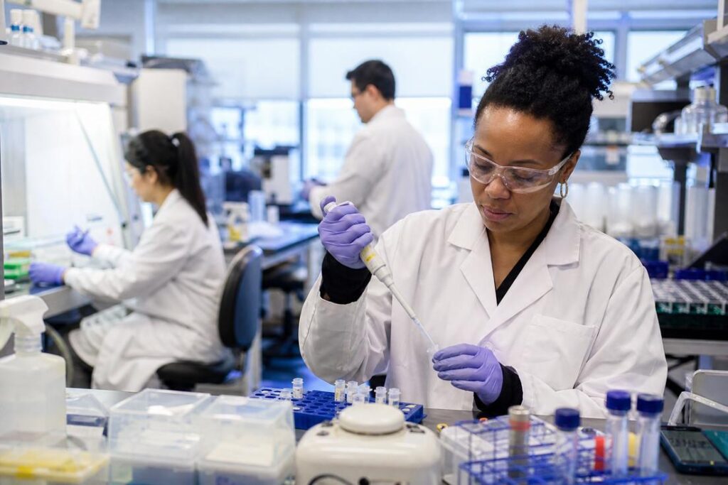 Parceria entre Moderna e CEPI para desenvolvimento de vacina experimental contra Ebola.
