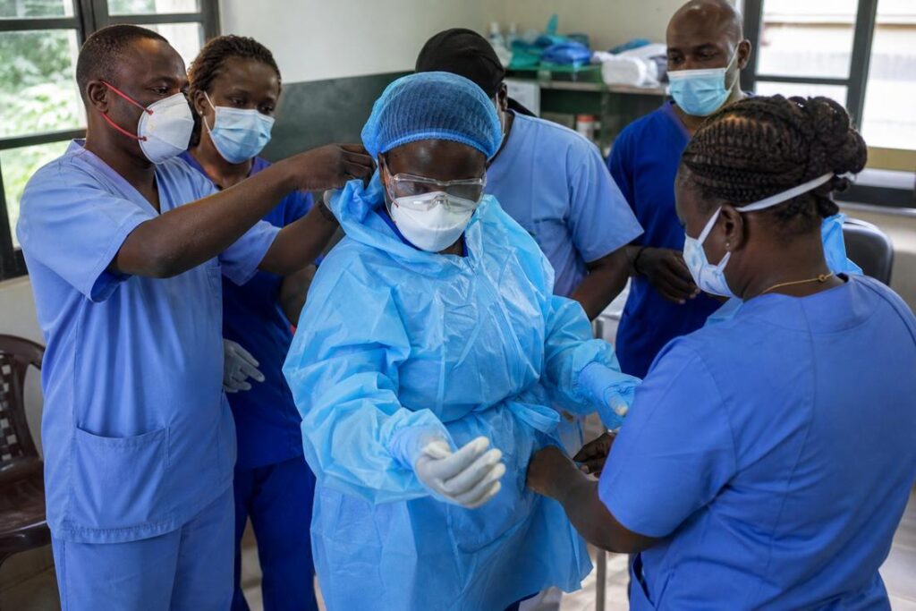 Profissionais de saúde participam de treinamento para prevenção e monitoramento do surto de Ebola em Uganda