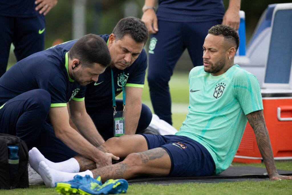Lesão de Neymar durante acompanhamento médico da Seleção Brasileira após problema muscular na panturrilha