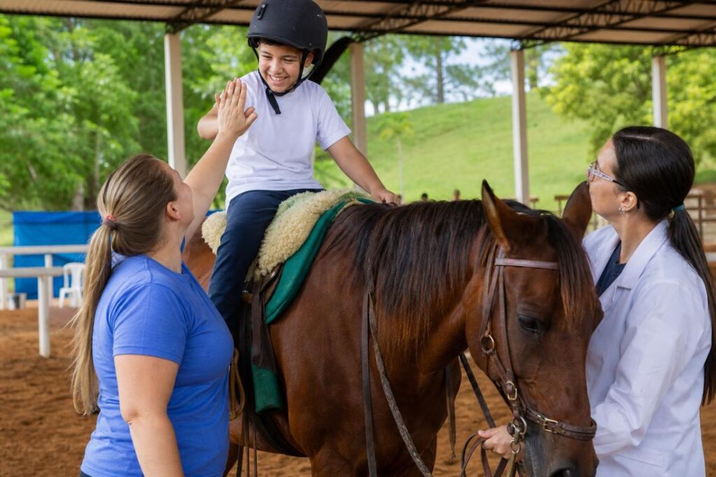 Cavalo utilizado em sessão de equoterapia em Santana do Paraíso, terapia que auxilia no desenvolvimento motor, cognitivo e social de pacientes com necessidades especiais.