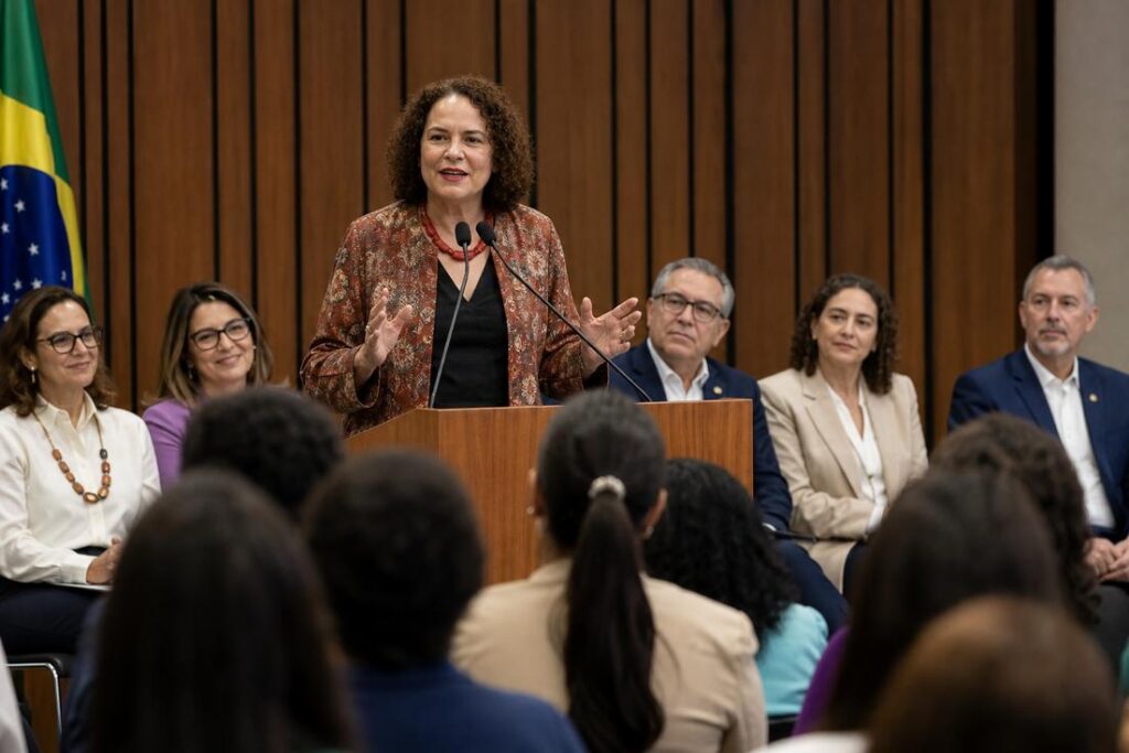 Ministra Luciana Santos anuncia investimento para pesquisas sobre endometriose e saúde menstrual durante evento do governo federal