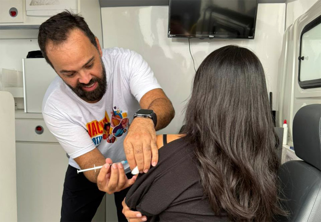 Profissional de saúde aplica vacina durante ação especial de vacinação em Ipatinga