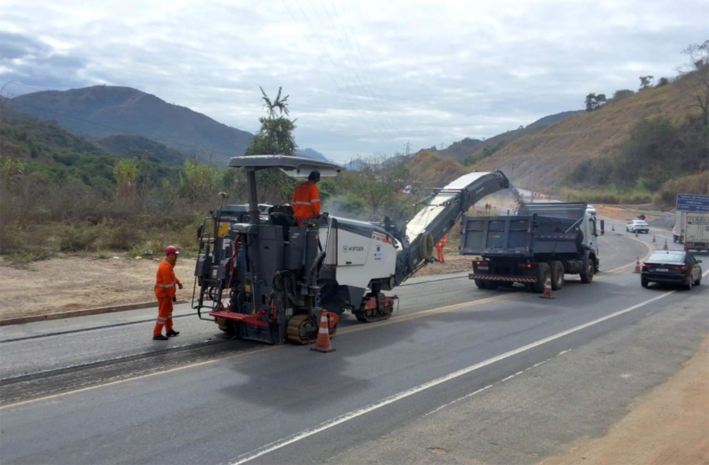 Equipes em serviço de conservação na BR-381, no eixo Caeté-Governador Valadares