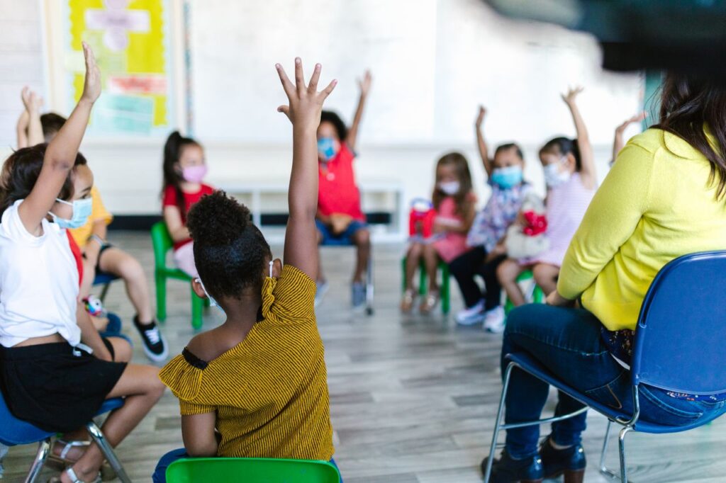 Educação inclusiva nas escolas: estudantes com deficiência e autismo em sala de aula regular