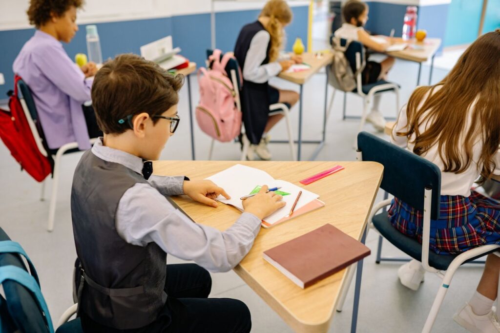 Comissão aprova proibição de taxa extra para alunos com dislexia ou TDAH em escola privada