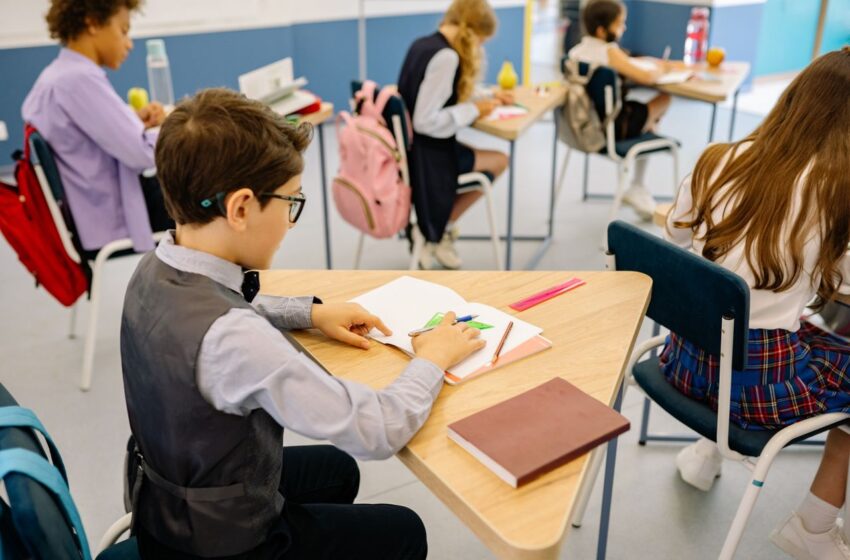  Comissão aprova proibição de taxa extra para alunos com dislexia ou TDAH em escola privada