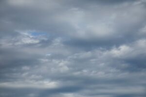 Céu encoberto no Vale do Aço durante manhã fria de quarta-feira