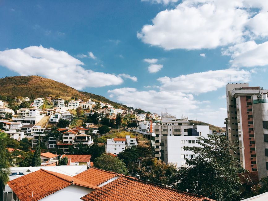 Céu aberto no Vale do Aço durante tarde de sol após manhã fria