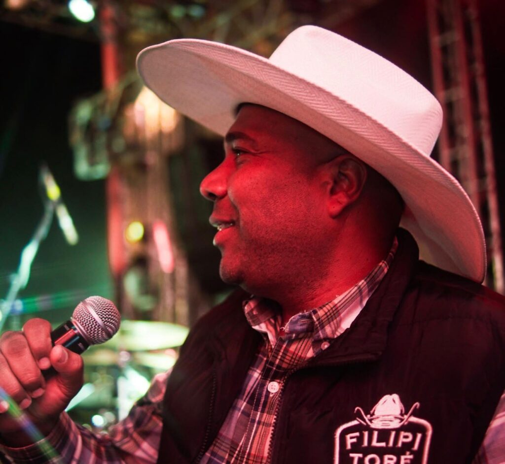 Locutor ipatinguense Filipi Toré narrando a final dos Três Tambores no Rodeio de Santana do Paraíso 2026