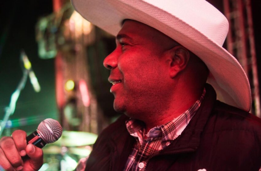  Filipi Toré se destaca na narração da final dos Três Tambores no Rodeio de Santana do Paraíso