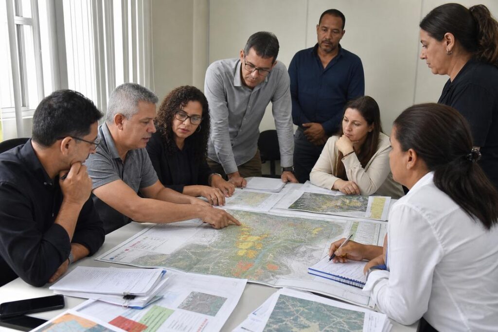 Imagem ilustrativa sobre o Plano Municipal de Redução de Riscos durante reunião de planejamento em Timóteo.