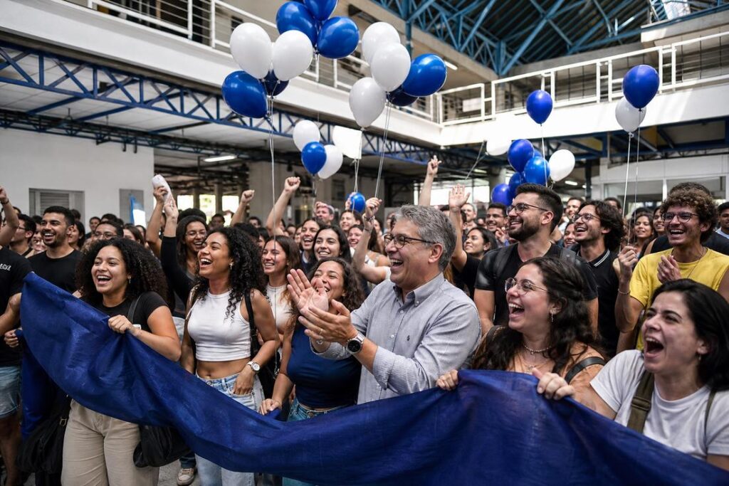 Estudantes do Cefet-MG comemoram a aprovacao do projeto que transforma a instituicao em universidade tecnologica federal