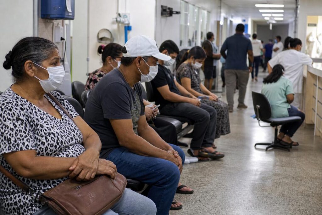 Profissional de saúde atende paciente com sintomas respiratórios em alerta para casos de SRAG