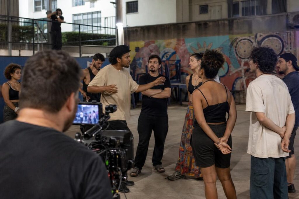 Exibição ao ar livre dos curtas-metragens do Vale do Aço na Praça do Coliseu, em Timóteo
