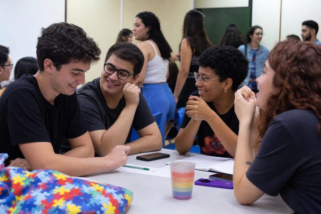 Estudantes universitários em sala de aula, representando as cotas para autistas na universidade