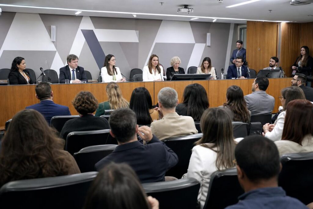 Audiencia publica na ALMG discute o piso salarial dos farmaceuticos previsto no PL 1.559/21
