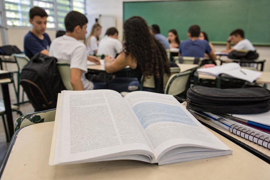 Livro gratuito da USP sobre saúde mental escolar para professores e acolhimento de adolescentes