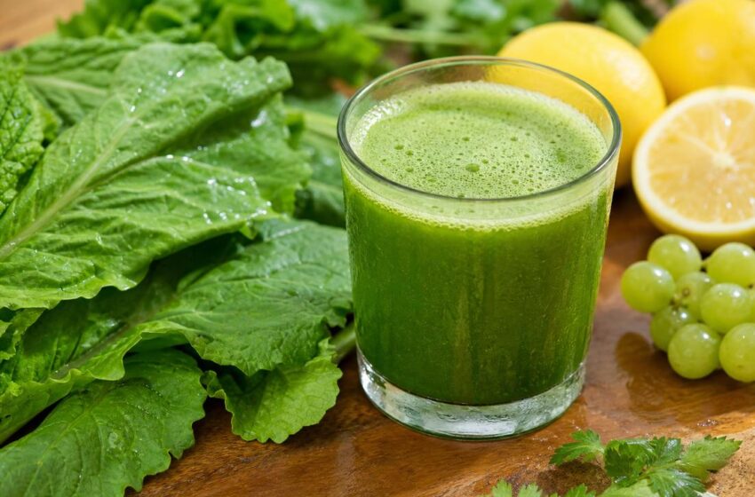  Suco verde de mostarda e limão combina folhas, frutas e água