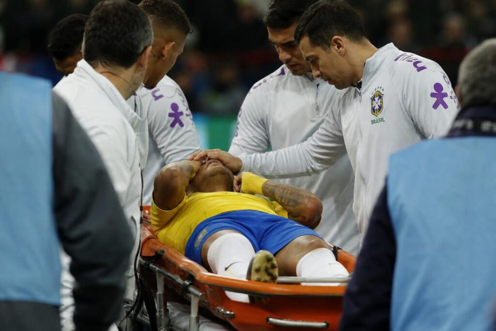 Pessoa em fisioterapia durante recuperação de atletas com apoio profissional