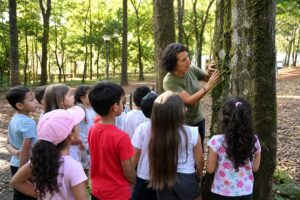 Crianças em atividades gratuitas de férias em BH em parques e biblioteca