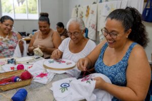 Peças de bordados em Ipatinga produzidas por mulheres em projeto de arte e memória
