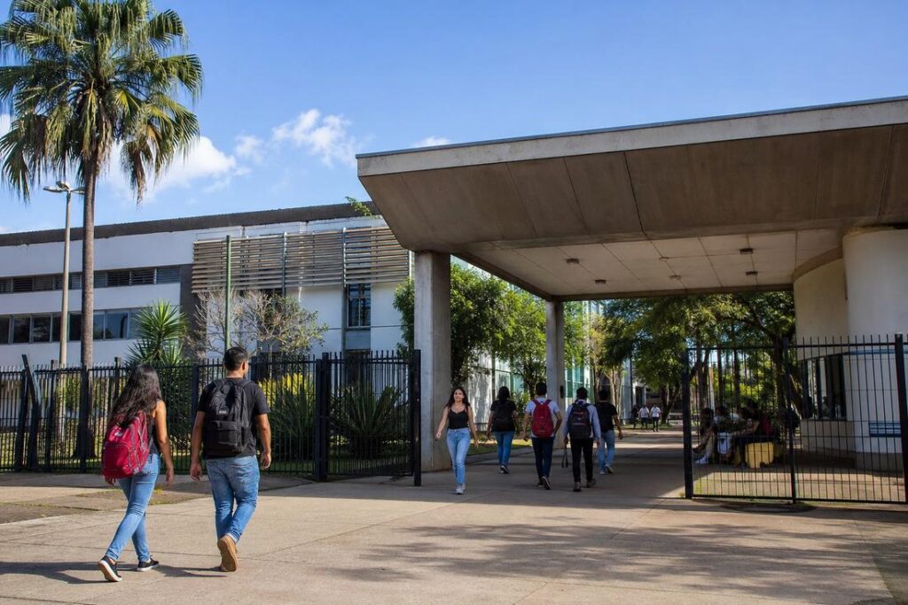 Prédio universitário relacionado à seleção de Direito em Ipatinga pela UFOP