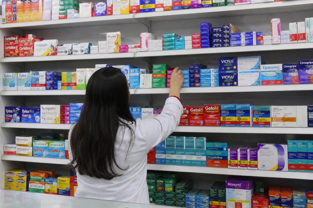Prateleiras de farmácia usadas em pesquisa sobre preços de medicamentos em São Paulo