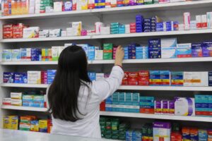 Prateleiras de farmácia usadas em pesquisa sobre preços de medicamentos em São Paulo