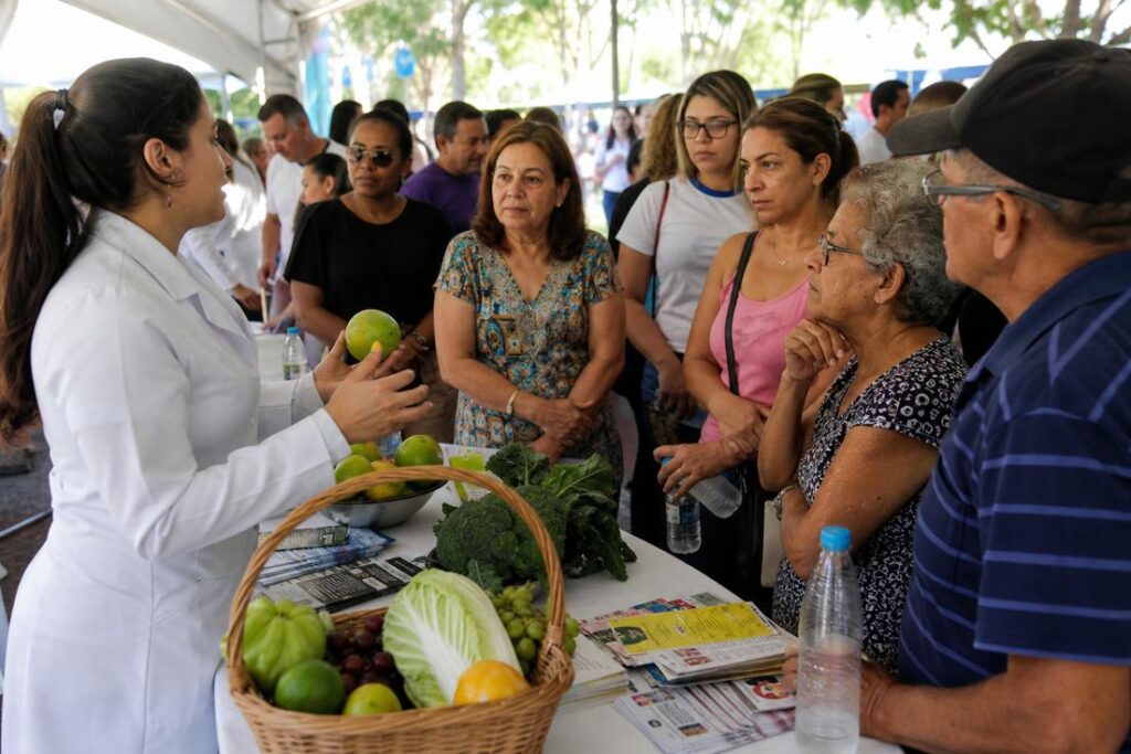 Pessoa em atendimento de saúde recebe orientação sobre prevenção do câncer e fatores de risco