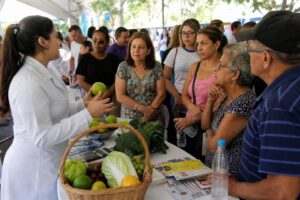 Pessoa em atendimento de saúde recebe orientação sobre prevenção do câncer e fatores de risco