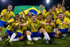 Seleção de futebol unificado do Brasil comemora ouro na Copa Mundial em Paris