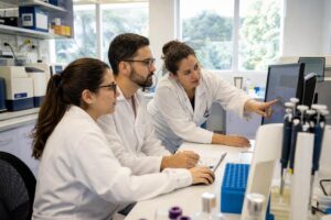 Criança realizando exame de sequenciamento genético para diagnóstico precoce do TEA