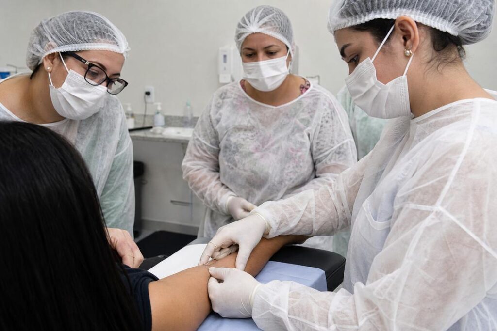 Profissional de saúde orientando sobre contraceptivos em Timóteo pelo SUS