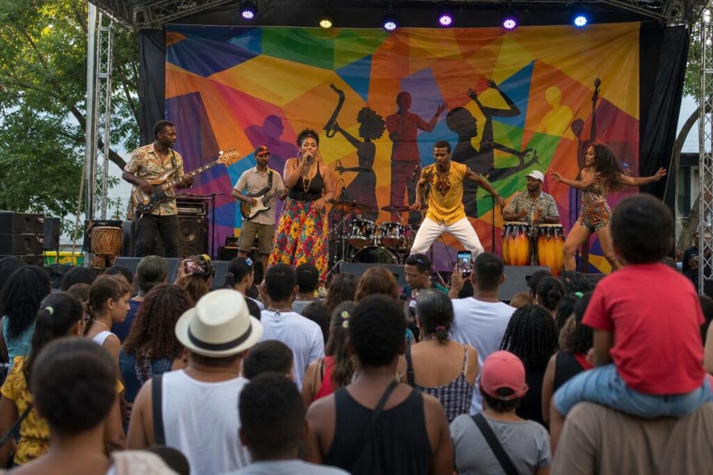 Público acompanha apresentação cultural gratuita durante festival em Timóteo