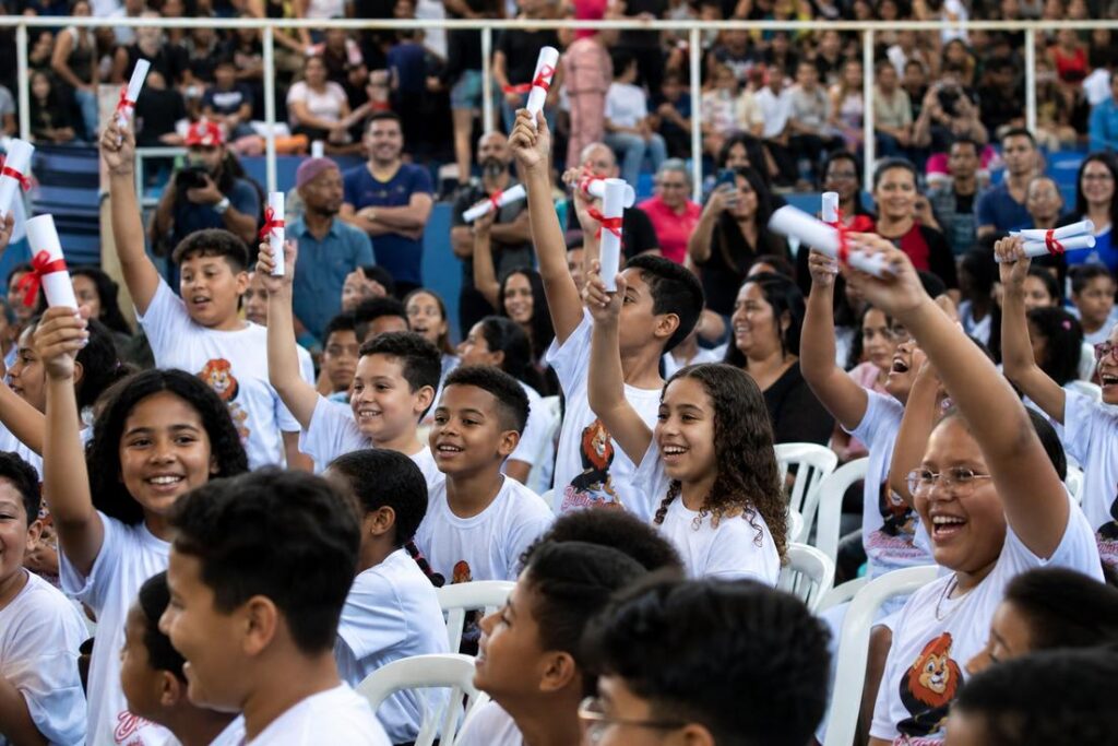 Formatura do Proerd em Timóteo com alunos no Ginásio Poliesportivo Iorque José Martins
