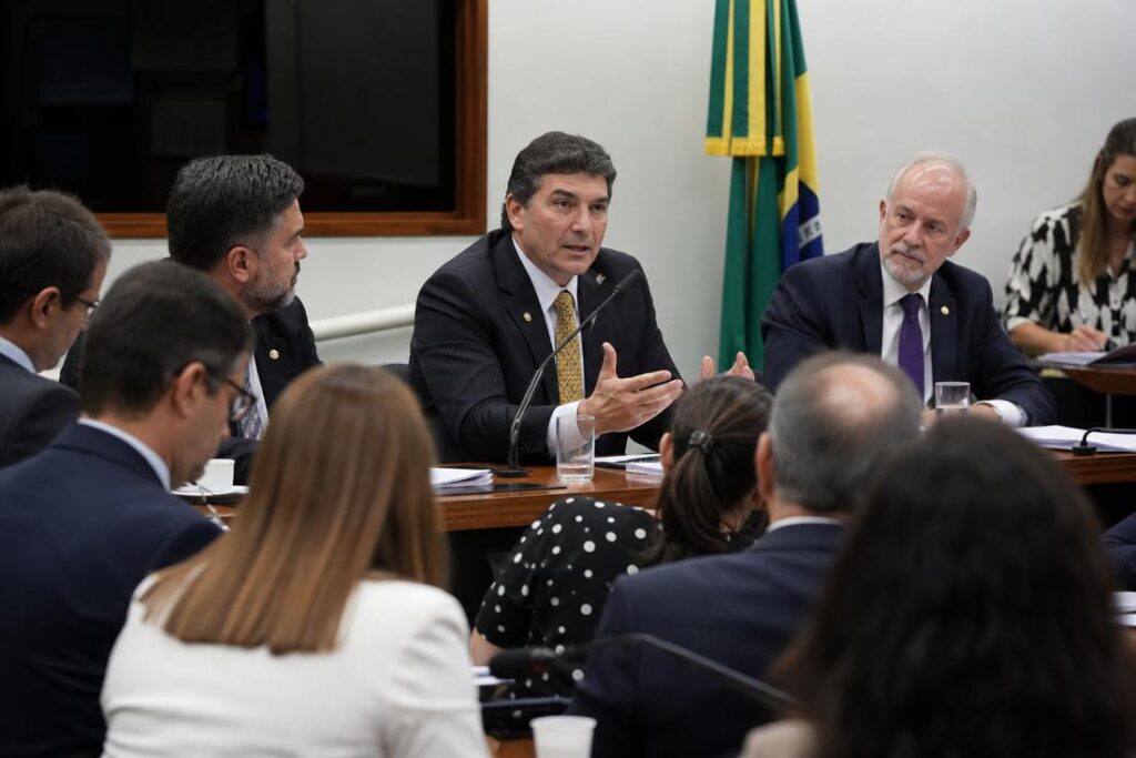 Cuidador familiar analisando proposta do MEI Atípico e regras do BPC