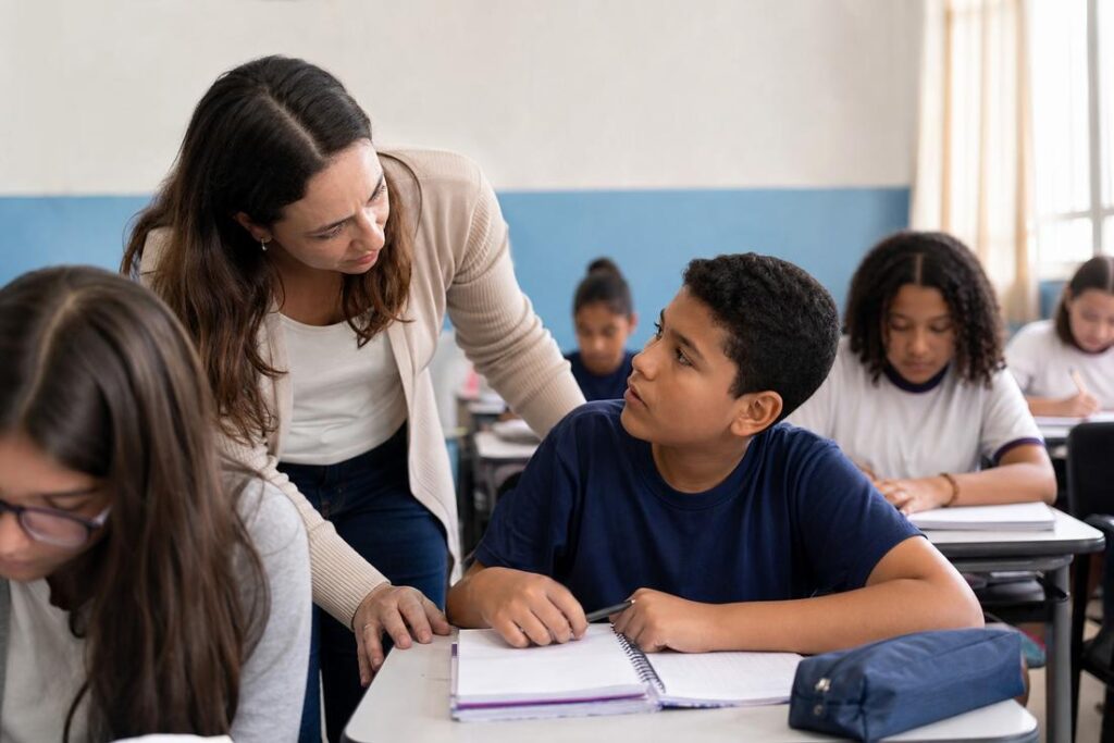 Estudantes em sala de aula durante atividade sobre saúde mental nas escolas