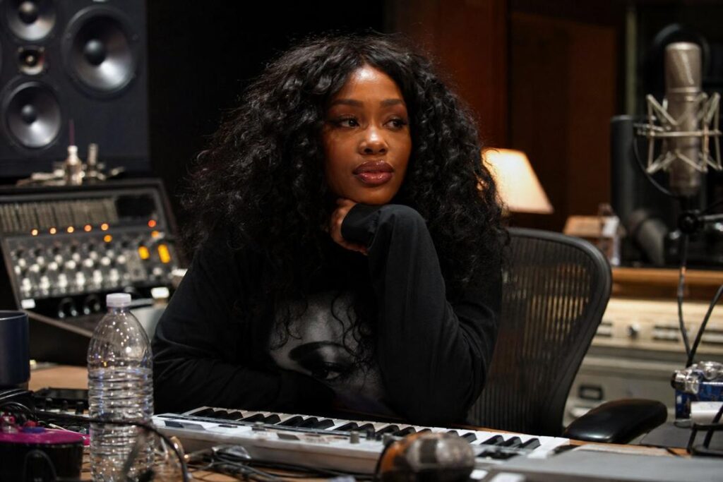 Cantora SZA em apresentação, relacionada ao debate sobre autismo de SZA e neurodiversidade
