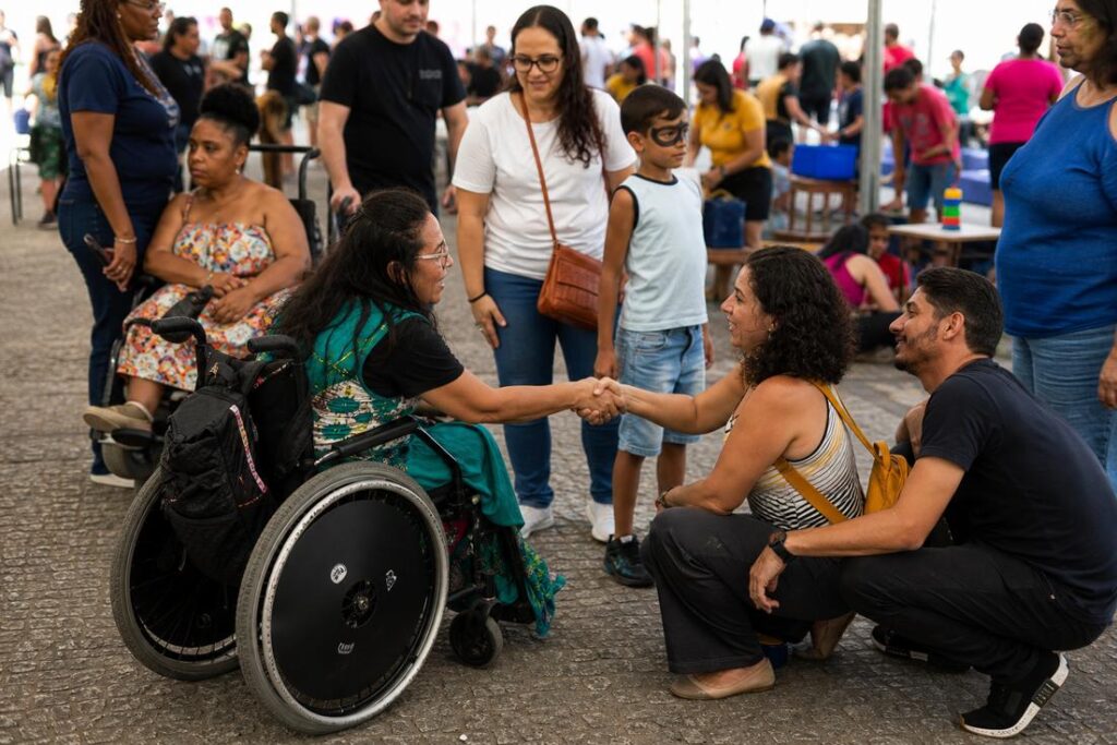 Pessoa com deficiência em ambiente acessível, tema da Lei Brasileira de Inclusão