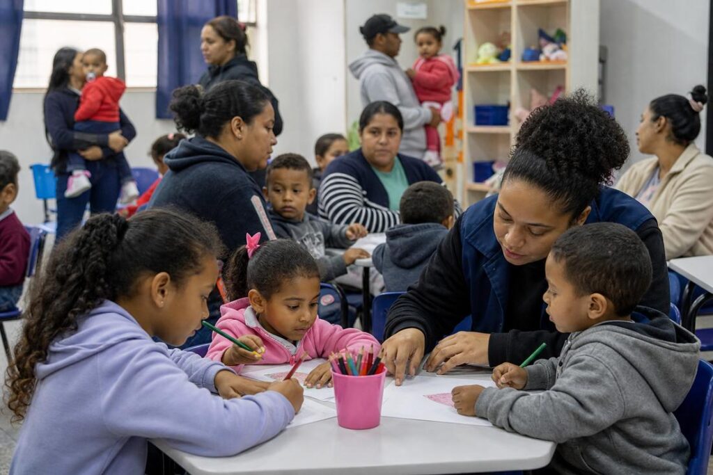 Família em atendimento público sobre inclusão social, Cadastro Único e acesso à educação
