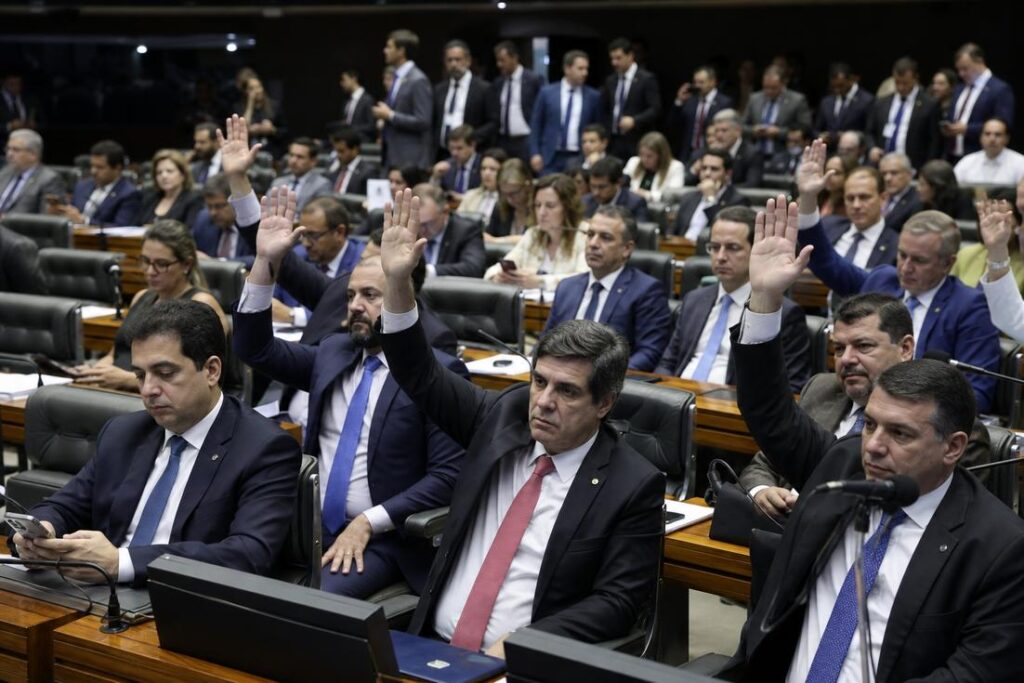 Pessoa cuidadora acompanha pessoa com deficiência em atendimento público sobre direitos de cuidadores