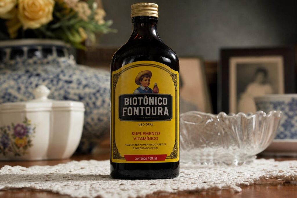 Frasco de Biotônico Fontoura representando a história do tônico e mudanças na fórmula no Brasil