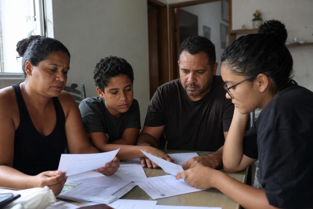 Pessoa autista e família organizando documentos para solicitar BPC para autistas