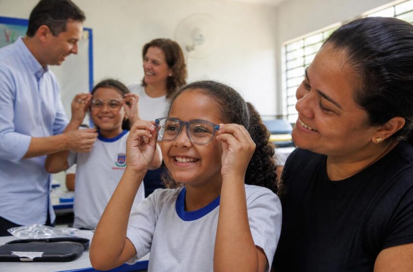  Olhares do Futuro entrega 140 óculos a alunos em Ipatinga